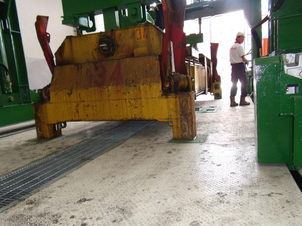 Spreader anchored to ground and jacks above provide pull test