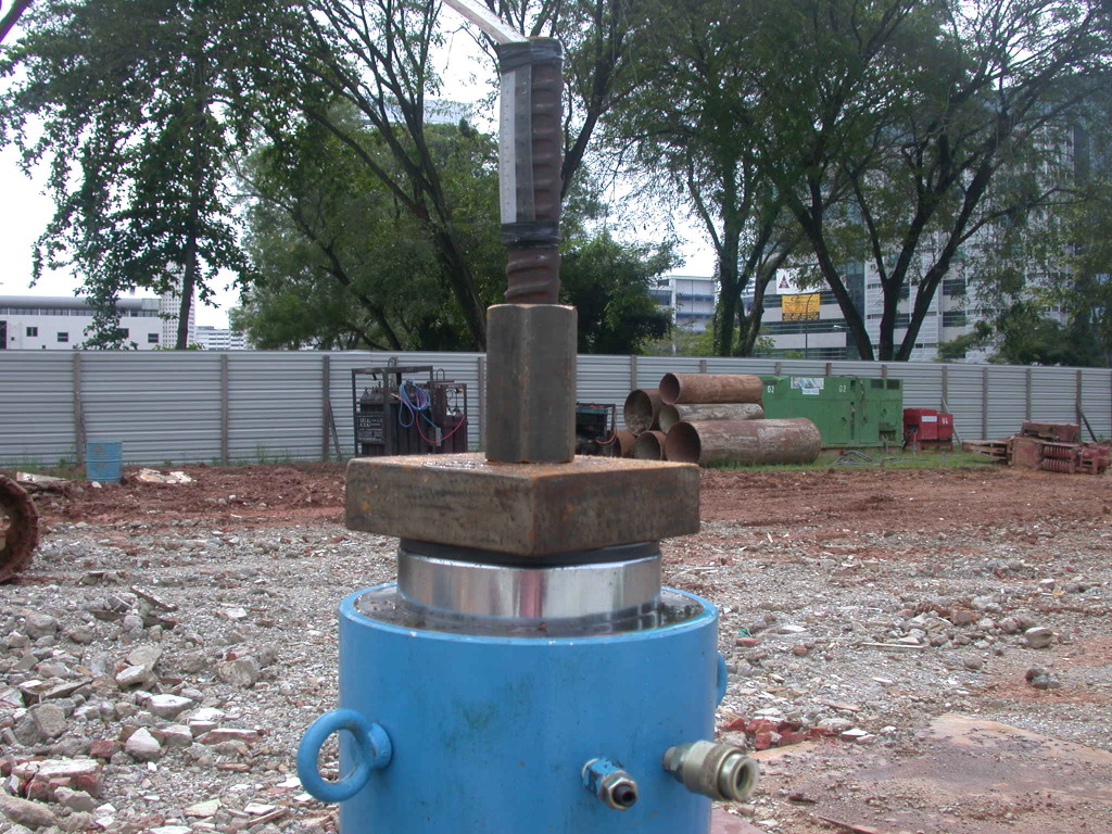 30 ton anchor bolt testing using a 30 ton hollow calibrated hydraulic jack